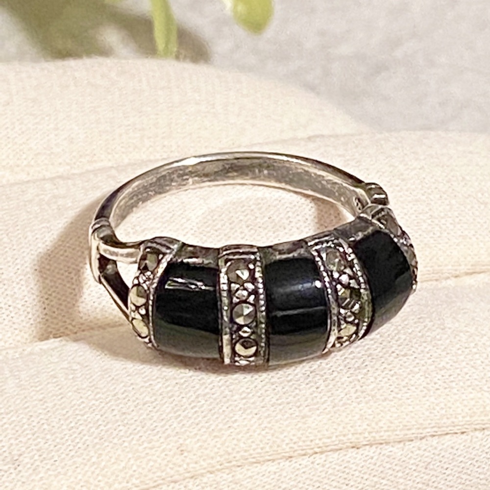 Vintage Sterling Silver Triple Marcasite and Black Onyx Ring - Picture 2 of 11